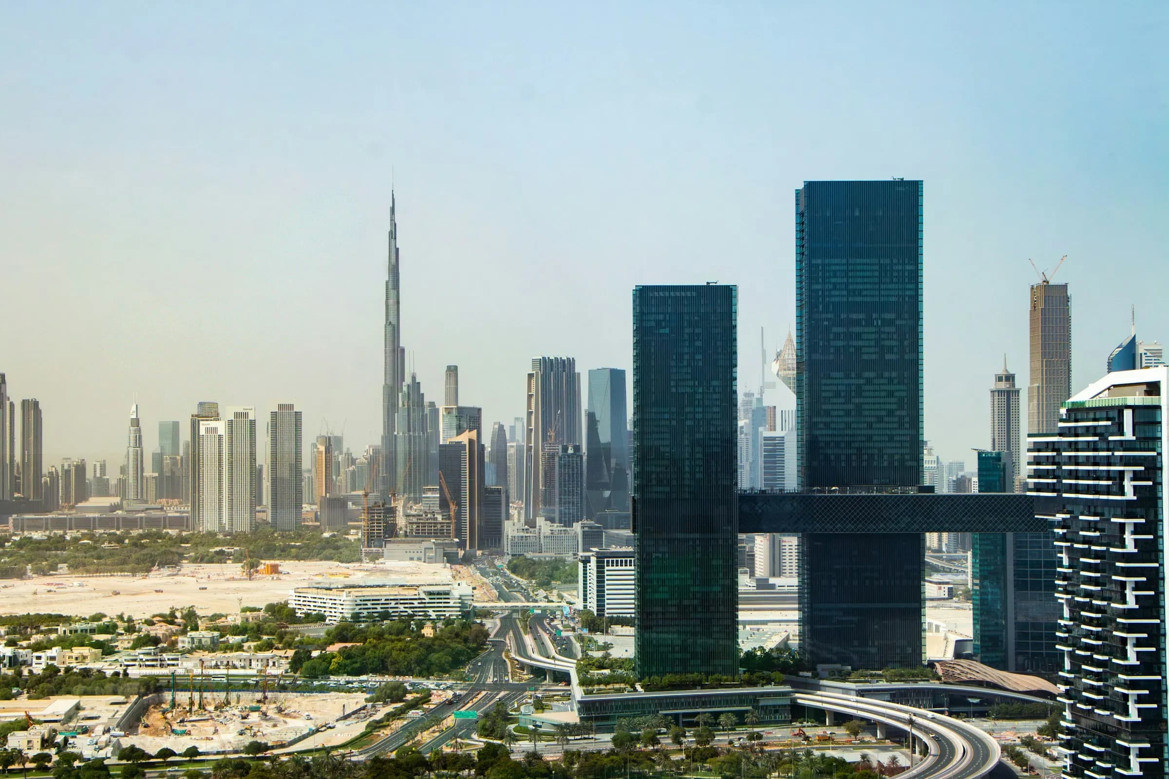 Skyline de Dubaï dominée par la Burj Khalifa, avec les tours jumelles reliées de One Za'abeel au premier plan.
